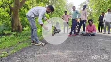 हिंगणघाट: पिपरी येथे घरात ठाण मांडून बसलेल्या नागाला जेरबंद करून सर्पमित्राने दहशतीतून केली कुटुंबियांची सुटका