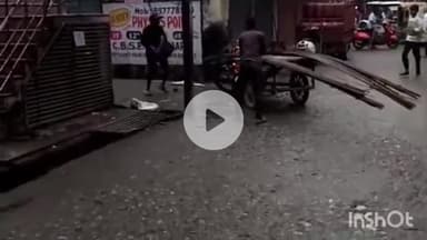 बरेली: बरेली के सुभाषनगर में जुगाड़ वाहन में लगी आग, बड़ा हादसा टल गया