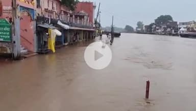कर्वी: मंदाकिनी नदी का बढ़ा जलस्तर, रामघाट पर दुकानों तक एक बार फिर पहुंचा पानी