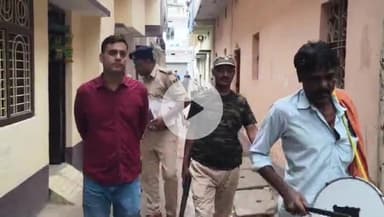 रफीगंज: रफीगंज शहर के राजा बगिचा में दहेज प्रताड़ना के मामले में फरार आरोपी के घर पुलिस ने इश्तहार चिपकाया