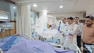 हुज़ूर: मिनरवा हॉस्पिटल रीवा में स्वास्थ्य लाभ ले रहे छोटेलाल शुक्ला से उप मुख्यमंत्री ने की मुलाकात
