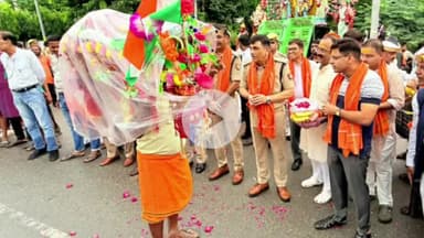 रामपुर: जिलाधिकारी आवास के सामने भंडारे का आयोजन, डीएम और एसपी ने कांवरियों का फूलों से स्वागत कर किया रवाना