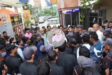 कांके: रातू रोड स्थित रांची सांसद के आवास पर सीआईपी कर्मियों ने काम से हटाए जाने की शिकायत की