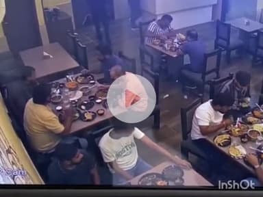 गोरखपुर: गोरखपुर के बिरयानी बे में मंचूरियन खाने में हड्डी मिलने के मामले में नया मोड़, खाने में खुद हड्डी डालता दिखा युवक