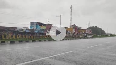 अमरोहा: अमरोहा में भयंकर बारिश, नेशनल हाईवे-नो पर बारिश में भी नहीं रुक रहे शिव भक्तों के कदम, जयकारों के साथ बढ़ रहे आगे