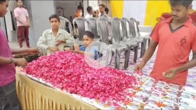 बरेली: बारादरी थाना क्षेत्र के जोगी नवादा में कावड़ियों पर मुस्लिम समुदाय के लोगों ने की पुष्प वर्षा