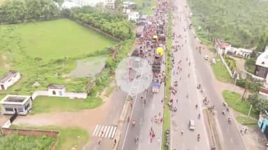 अमरोहा: अमरोहा में नेशनल हाईवे 9 पर बम बम भोले की गूंज, पुलिस ड्रोन से यात्रा की कर रही निगरानी