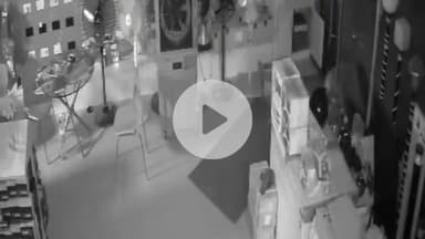 बेगूसराय: बेगूसराय के हर हर महादेव चौक के पास एक इलेक्ट्रॉनिक दुकान का ताला तोड़कर चोरों ने किया चोरी, CCTV कैमरे में हुआ कैद