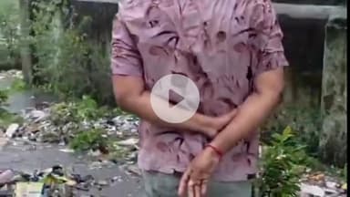 अमरोहा: मूसलाधार बारिश में ऑफिस से निकलकर अमरोहा शहर के लोगों की समस्या का समाधान करने पहुंचे अधिशासी अधिकारी