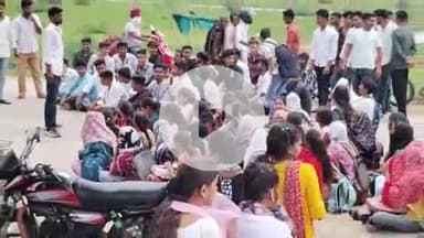 पीपलदा: छात्रों ने अपनी विभिन्न मांगों को लेकर राजकीय महाविद्यालय इटावा पर लगाया ताला, कोटा रोड किया जाम, पुलिस मौजूद