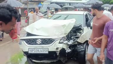 महाराजगंज: सिंदुरिया-सिसवा मार्ग पर चिउटहां चौराहे पर तेज रफ्तार कार और बोलेरो की टक्कर, बड़ा हादसा टल गया