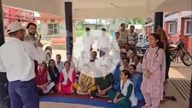लोहारू: उप नागरिक अस्पताल में जियो फेसिंग उपस्थिति के विरोध में स्वास्थ्यकर्मियों ने एक घंटे तक कार्य बहिष्कार कर दिया धरना