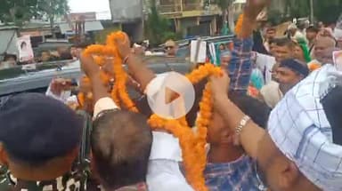 दरभंगा: दिल्ली मोड़ के पास अलीनगर विधानसभा के विधायक की विधायकी वापस आने पर दरभंगा में कार्यकर्ताओं ने किया स्वागत