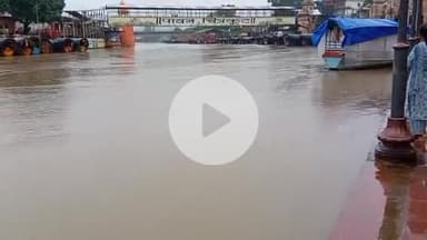 कर्वी: रामघाट में मंदाकिनी नदी की बाढ़ के पानी से दुकानदारों के सामान का हो रहा है नुकसान