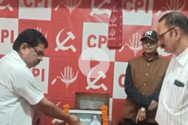 ओरमांझी: अल्बर्ट एक्का चौक स्थित सीपीआई प्रदेश कार्यालय में शिबू सोरेन को श्रद्धांजलि दी गई