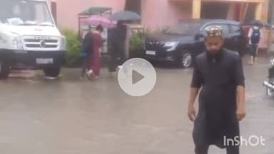 बरेली: कोतवाली थाना क्षेत्र के जिला अस्पताल परिसर में बरसात के बाद जल भराव हुआ, मरीज के तामीरदारों को हुई दिक्कत