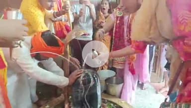 गोरखपुर: सावन के आखिरी सोमवार को मानसरोवर मंदिर पर श्रद्धालुओं का उमड़ा जनसैलाब