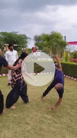 एक फिल्म की शूटिंग फाइट एक्शन हीरोइन को सिखाते हुए पवन सर मूवी का naam.0