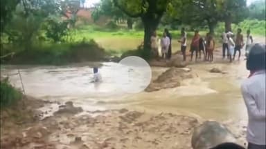 अमेठी: बलभद्रपुर गांव में बारिश से बहा निर्माणाधीन पुल का वैकल्पिक मार्ग, नहर में गिरा साइकिल सवार #jansamasya