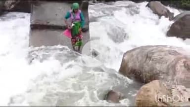 डुंडा: बौनगांव के ग्रामीणों और स्कूली बच्चों को नदी पर क्षतिग्रस्त पुल के कारण जान जोखिम में डालकर करनी पड़ रही है आवाजाही