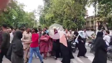 कोल: AMU में फीस बढ़ोतरी का विरोध कर रही छात्राओं के साथ सुरक्षाकर्मियों ने की धक्का-मुक्की, वीडियो हुआ वायरल