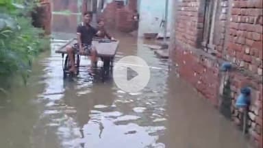 कोल: भोपतपुर गडराना में जलभराव से परेशान ग्रामीणों ने डीएम कार्यालय के बाहर दिया धरना