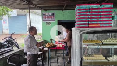 रामपुर: रक्षाबंधन को लेकर अभिहित अधिकारी ने चमरपुरा चौराहे से मिठाई की दुकान और अन्य दुकानों से खाद्य पदार्थों के नमूने लिए