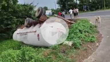 पूर्णिया पूर्व: एनएच-31 पर बेलौरी बाईपास पनोरमा सिटी के समीप गैस टैंकर पलटा, बड़ा हादसा टला, पुलिस और दमकल दल तैनात