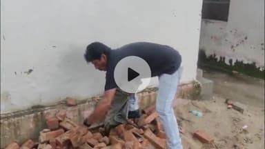 लाडपुरा: कोटा सिटी पुलिस लाइन में घुसा 5 फीट लंबा धामण प्रजाति का सांप, स्नेक कैचर गोविंद शर्मा ने किया रेस्क्यू