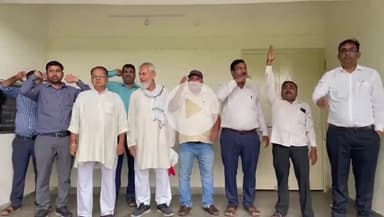 गोरखपुर: आंदोलन के 250 दिन पूरे होने पर मुख्य अभियंता कार्यालय पर भारी बारिश के बीच बिजली कर्मियों का विरोध प्रदर्शन रहा जारी