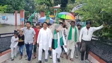 पडरौना: भिसवा सरकारी के मृतक इशहाक को न्याय दिलाने के लिए AIMIM ने कलेक्ट्रेट पर किया प्रदर्शन, आरोपियों की गिरफ्तारी की मांग की