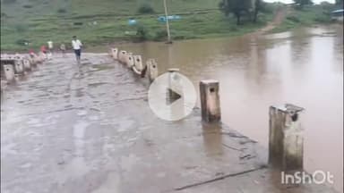 कर्वी: नदी के तेज बहाव में पुलिया बह जाने के बाद भी भारी तादाद में सोमनाथ चर मंदिर पहुंचे भक्त, कई भंडारे हुए आयोजित