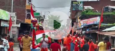 लंभुआ: 181 फीट की कांवड़ यात्रा ने लंभुआ में तोड़ा पिछली बार का रिकॉर्ड, धोपाप धाम में गोमती नदी से जल लेकर निकले कांवड़िये