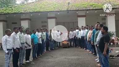 खूंटी: डाक बंगला में झामुमो और कांग्रेस कार्यकर्ताओं ने पूर्व मुख्यमंत्री शिबू सोरेन की तस्वीर पर श्रद्धा सुमन अर्पित किए