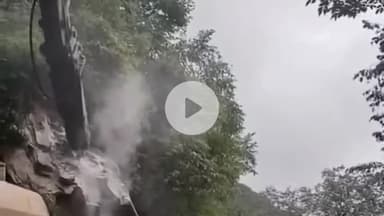 राजगढ़ी: स्यानाचट्टी के पास अवरुद्ध यमुनोत्री हाईवे को सुचारु करने का काम जारी