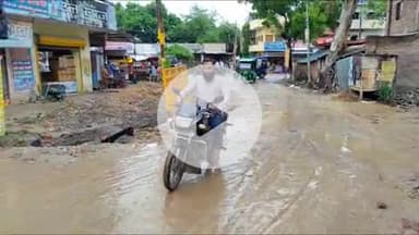 बलरामपुर: जलनिगम की लापरवाही से नगर के लोग परेशान, खोदी गई सड़कों की मरम्मत नहीं हुई, बारिश में राहगीर चोटिल हो रहे