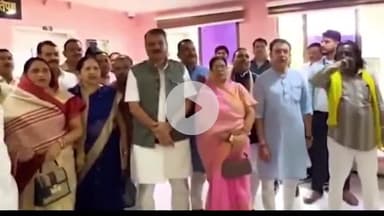 हुज़ूर: आदिवासियों के जमीन पट्टों को छीनने के खिलाफ भोपाल विधानसभा परिसर में कांग्रेस का प्रदर्शन