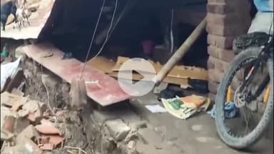 बाढ़: गुलाबबाग के नया टोला में भारी बारिश से घर गिरा, महिला बेघर