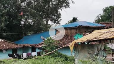 लोहरदगा: कुजरा गांव में सुविधाओं का टोटा, एकाएक घर गिरने से दहशत में ग्रामीण #jansamasya