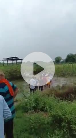 रौन: लहार: लहार अनुभाग के ग्राम टोला में श्मशान घाट तक पानी से होकर जाना पड़ा, वीडियो आया सामने