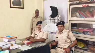 लोहरदगा: लोहरदगा पुलिस को मिली बड़ी कामयाबी, कई जिलों में आतंक फैलाने वाला कुख्यात अपराधी धराया, चोरी की बाइक बरामद