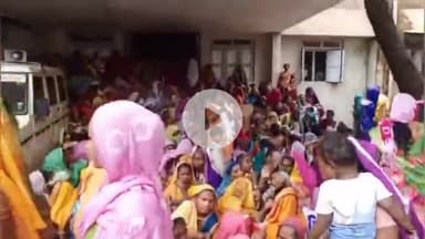 अक्कलकुवा: बांधकाम कामगार कार्यालयाच्या कारभाराविरोधात महिला आक्रमक; तहसील कार्यालयासमोर ठिय्या आंदोलन