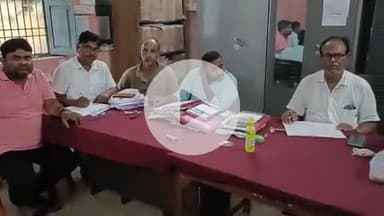 घोसी: घोसी प्रखंड परिसर में मतदाता सूची के प्रारूप प्रकाशन के बाद आपत्ति दर्ज करने के लिए लगा शिविर