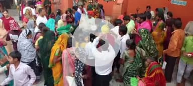 लंभुआ: सावन के आखिरी सोमवार को लंभुआ के बाबा जनवारी नाथ धाम पर भक्तों का तांता, एसडीएम लंभुआ भी रहीं मौजूद