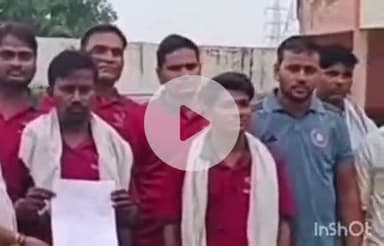 एत्मादपुर: मुड़ी स्थित गोपाल इंटर कॉलेज में पूरा वेतन न मिलने को लेकर विद्युत मीटर रीडिंग कर्मचारियों ने किया प्रदर्शन