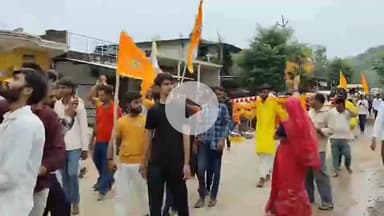 पवई: पवई में पवित्र पत्ने का जल भरकर सैकड़ों कांवड़ियों ने भगवान भूमिश्वर को जल अर्पित किया