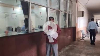 टीकमगढ़: बरखिरिया गांव से कलेक्ट्रेट पहुंचा व्यक्ति, वेतन दिलवाने के संबंध में की शिकायत