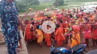 कुमारसर के बड़वा नदी में अधिक जलस्तर बढ़ जाने के कारण कमरिया जर्जर पुल का इस्तेमाल कर रहा है इसे कभी भी अनहोनी हो सकता ह