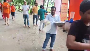 असरगंज: असरगंजनगरपंचायत के मुख्यपार्षद इंजीनियर लूसीकुमारी के द्वारा असरगंजथाना चौकके समीप कांवड़ियों को फलफ्रूटजूस वितरणकियागया