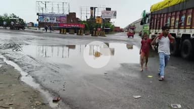 मोहनिया: मोहनिया-पटना मोड़ सर्विस सड़क पर उभरे गड्ढों में हो रहा जल जमाव, कई बाइक सवार गिरकर हो रहे घायल #jansamasya